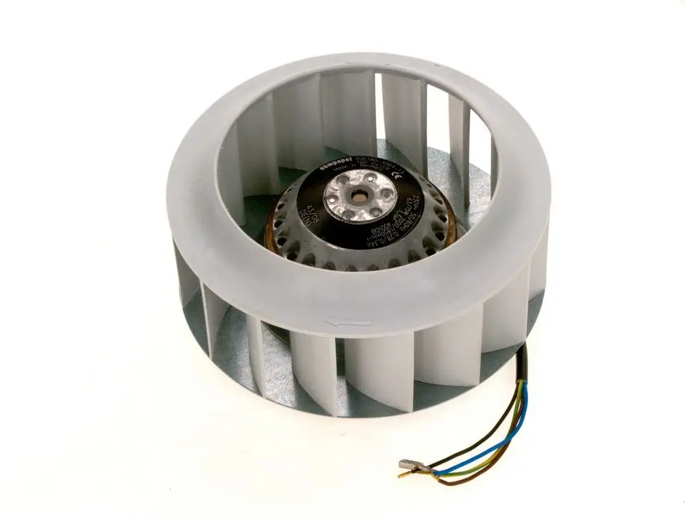 Bosch Gebläse mit einem zentralen Motorteil und radialen Lüfterblättern. Kabel zur elektrischen Verbindung sind sichtbar.